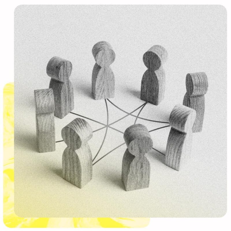 Et bilde av små trefigurer av mennesker i en sirkel, med linjer i mellom seg skal symbolisere samarbeid. Bildet er i sort og hvitt, og bak bildet er en gul dekorativ kant.